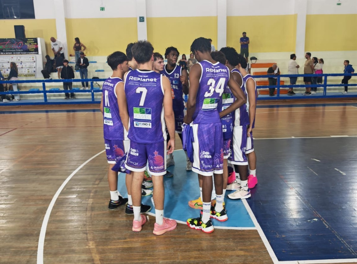 La Cestistica Gioiese riunita in campo durante la gara disputata a Messina contro il Castanea.