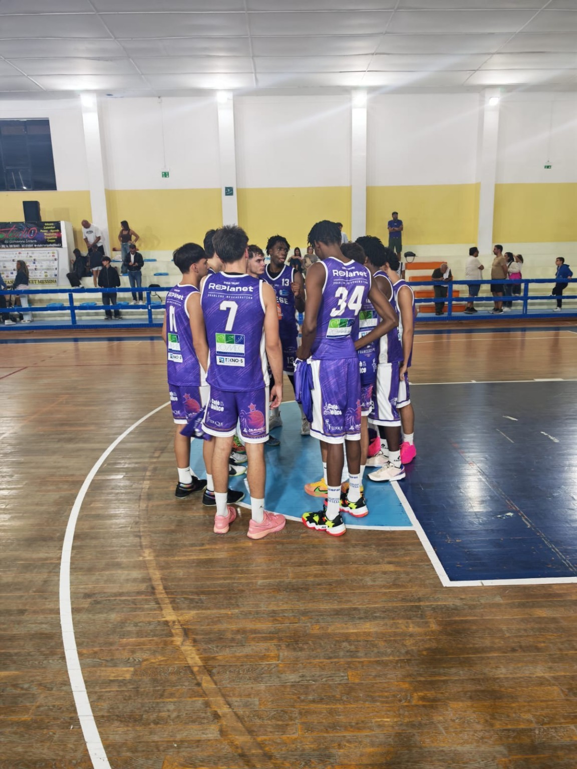La Cestistica Gioiese riunita in campo durante la gara disputata a Messina contro il Castanea.