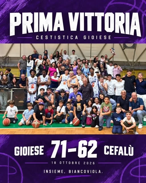 Grafica &laquo;Prima vittoria&raquo; della Cestistica Gioiese: foto di squadra con il pubblico e il risultato Gioiese 71&ndash;62 Cefal&ugrave;, 18 ottobre 2026.