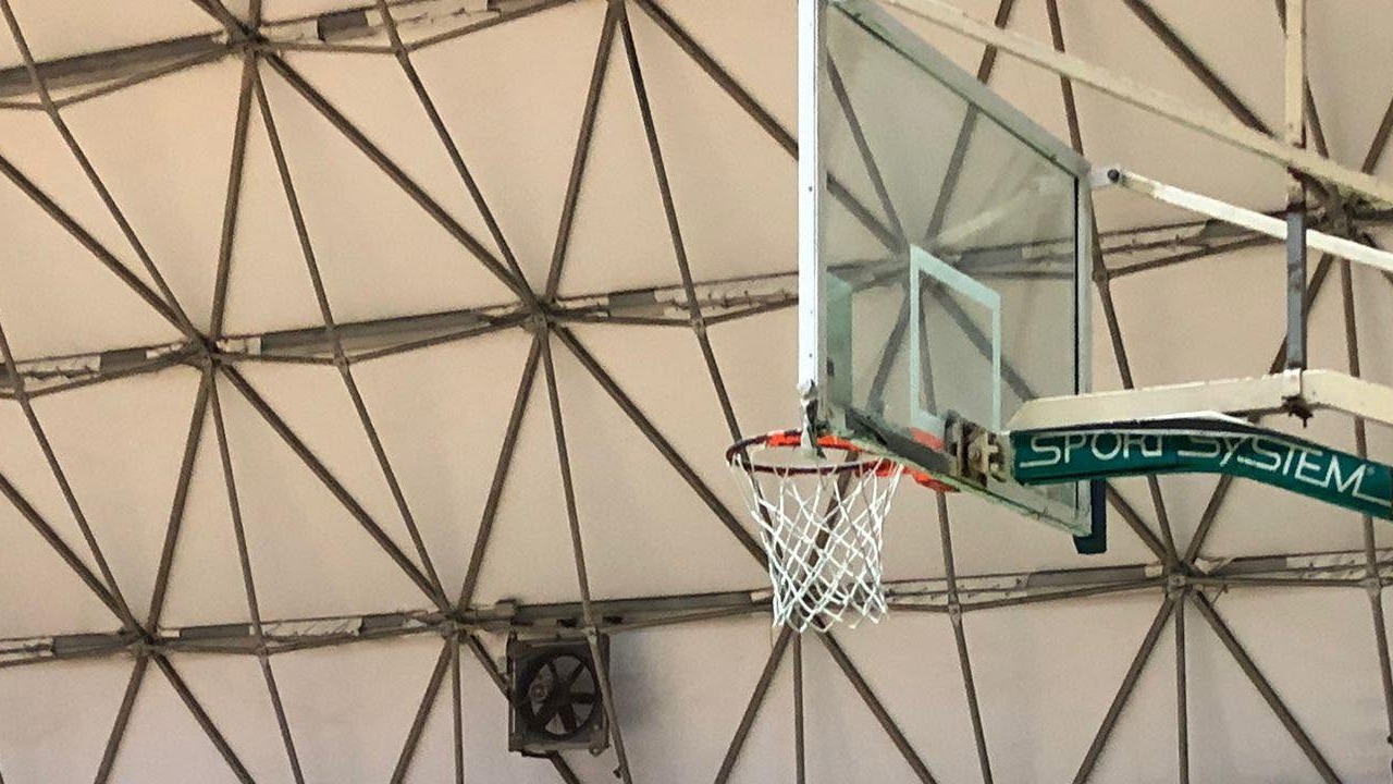 Canestro all&rsquo;interno della palestra