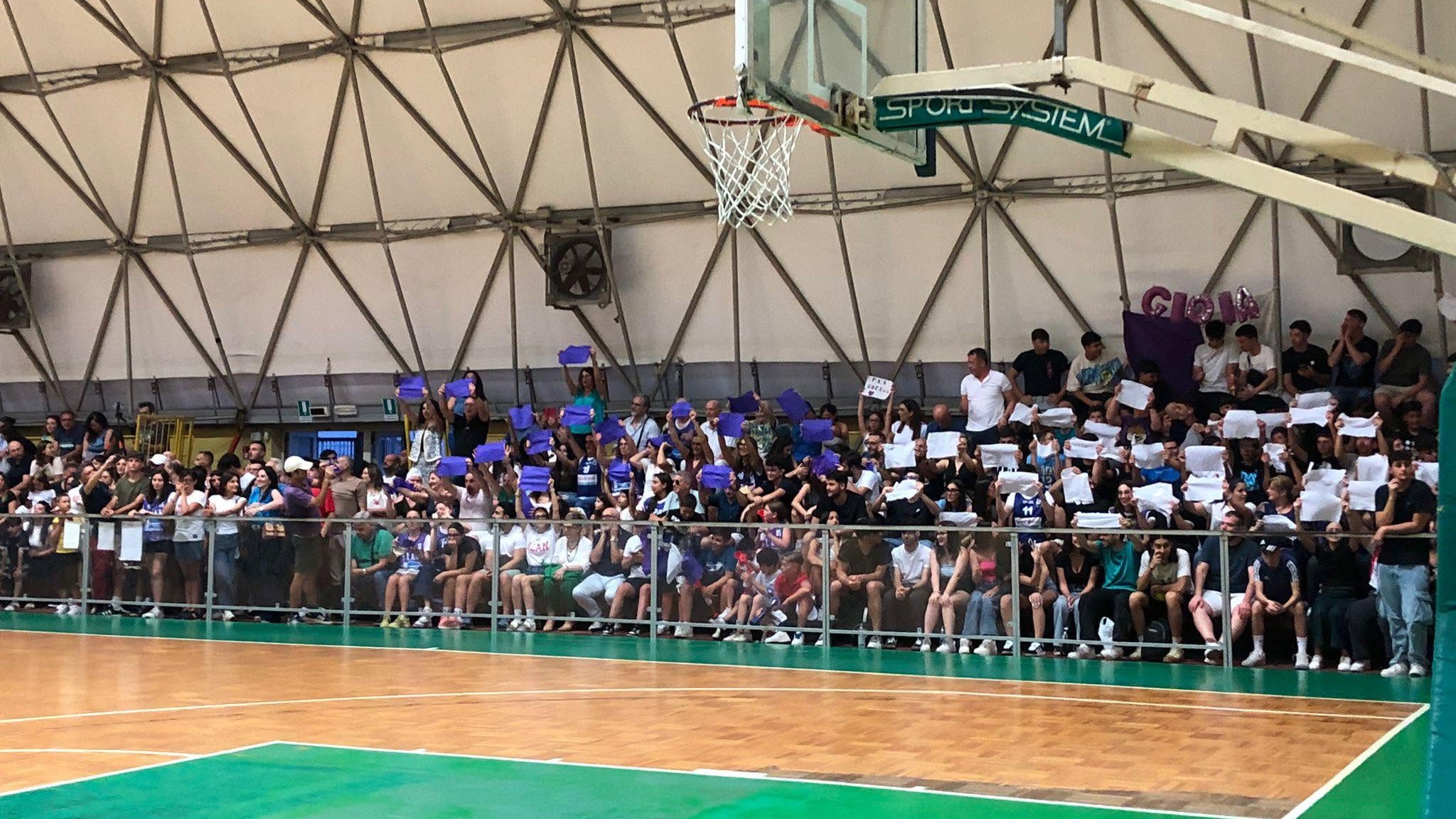Il pubblico sugli spalti della palestra durante una partita della Cestistica Gioiese